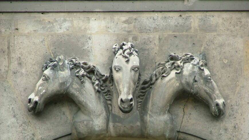 Villers-Cotterêts (Aisne), circuit dans la ville, détail des trois têtes de chevaux