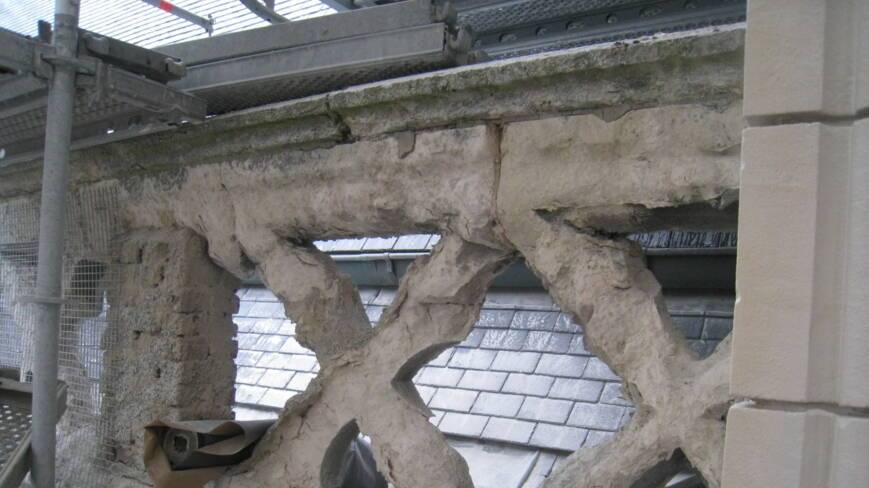 L'ancienne balustrade, dégradée par le temps (cathédrale d'Amiens, mars 2015)