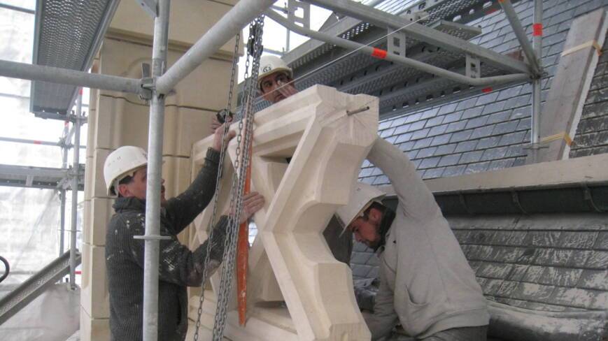 Pose d'un bloc de la nouvelle balustrade de la cathédrale d'Amiens mars 2015