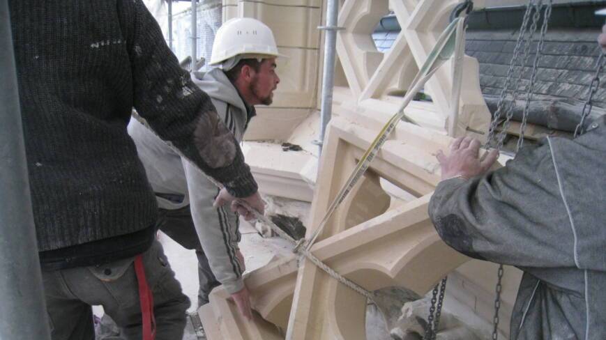 Positionnement du bloc de pierre (balustrade de la cathédrale d'Amiens, mars 2015)