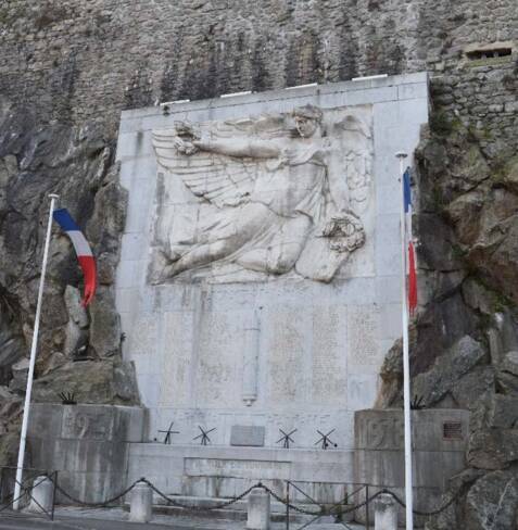 07_tournon_sur_rhone_monuments_aux_morts.JPG