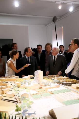 Déplacement d'Aurélie Filippetti, François Hollande, et Maja Hoffman, à Arles, le 26 juillet 2013