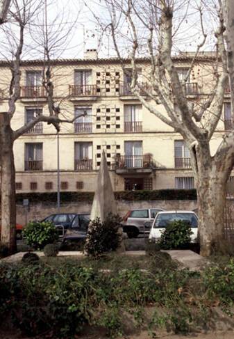 Les 200 logements - Aix-en-Provence, place Jean Amado avec la fontaine à obélisque