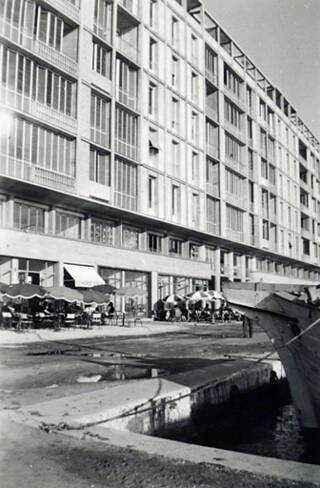 Façade sud, vue d’ensemble avant l’installation des portiques, vers 1955