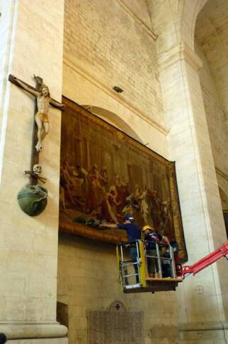 Cathédrale de Viviers - travaux préparatoires au décrochage des tapisseries