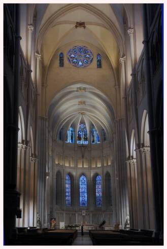 Cathédrale Saint-Jean-Baptiste Lyon - vue intérieure restaurée choeur, transept, nef 