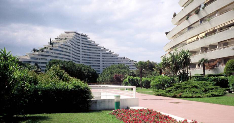 Marina Baie des Anges - Villeneuve-Loubet, coursives de l'immeuble Amiral et loggias de l'immeuble Baronnet en lisière du parc