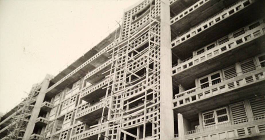 Façade nord, détail sur façade-écran en claustras de la cage d’escalier et coursives superposées