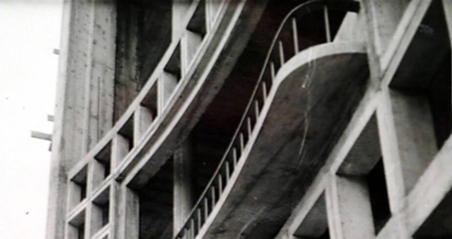 Façade nord, détail sur jardinière d’une façade-écran en claustras de la cage d’escalier