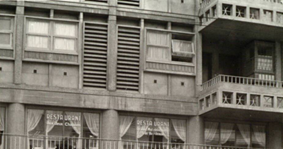 Façade nord, ouverture de guichets entre les pilotis
