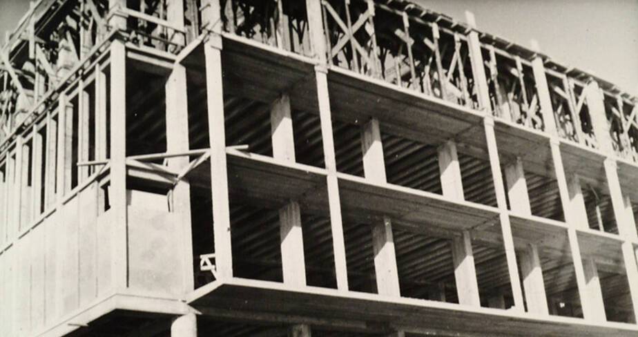 Façade sud, détail sur l’ossature poteaux-poutres d’un immeuble vers 1951