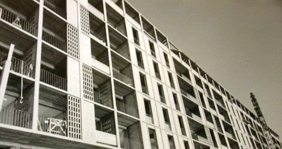 Façade sud, planéité et jeu de composition avec les garde-corps, en tubes, en claustras et parapet