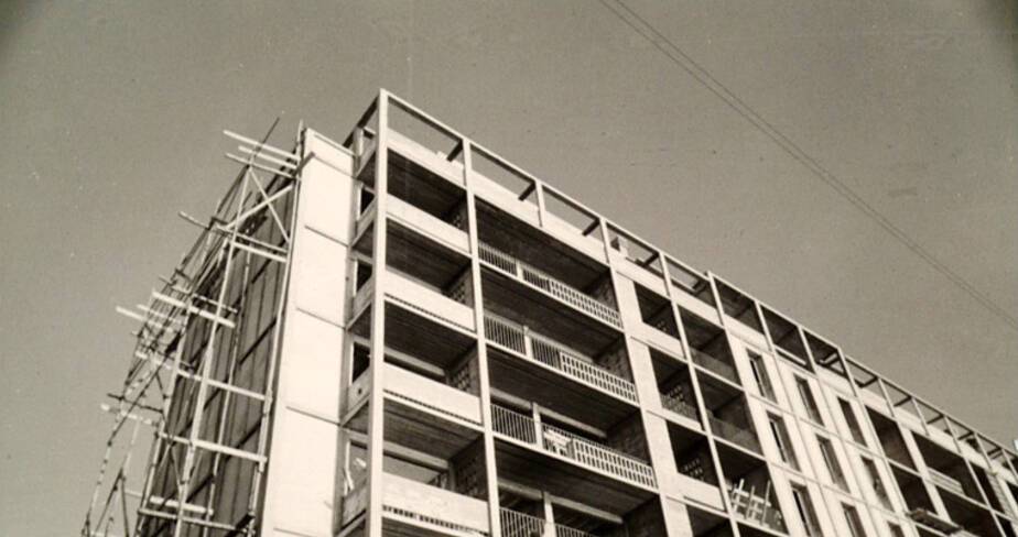 Façade sud, planéité et jeu de composition avec les garde-corps, en tubes, en claustras et parapet