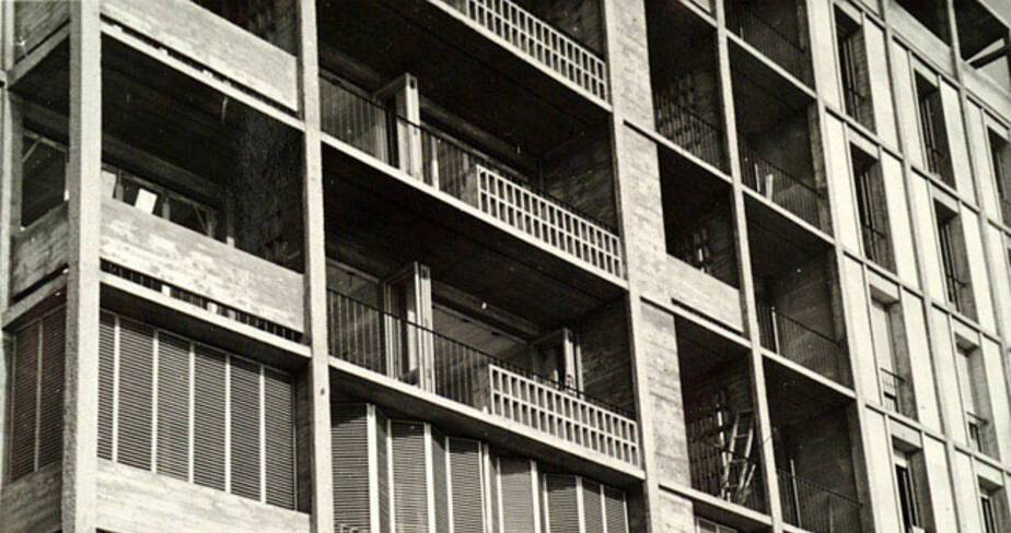Façade sud, planéité et jeu de composition avec les garde-corps, en tubes, en claustras et parapet