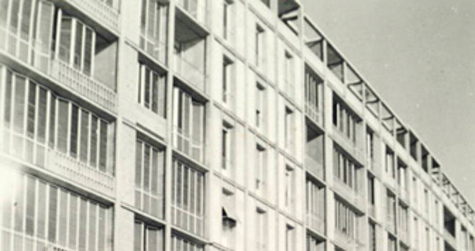 Façade sud, vue d’ensemble avant l’installation des portiques, vers 1955