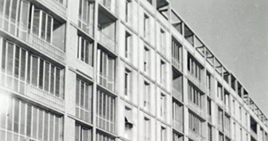 Façade sud, vue d’ensemble avant l’installation des portiques, vers 1955
