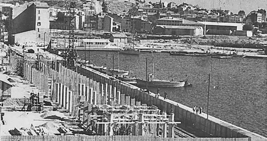 Vue d’ensemble des fondations : les trois alignements de pilotis d’un immeuble