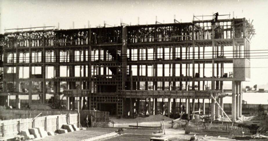Vue générale de l’ossature poteaux-poutres d’un immeuble vers 1951