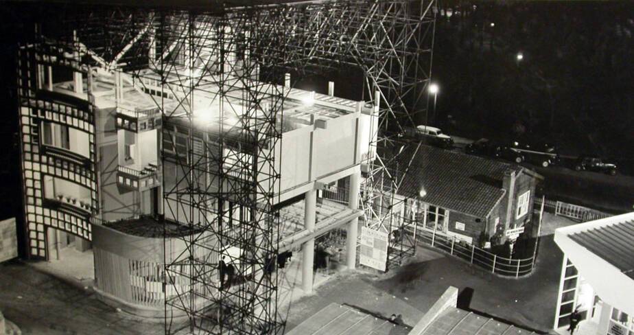 En bas, à droite, la maison coque de Jean Prouvé
