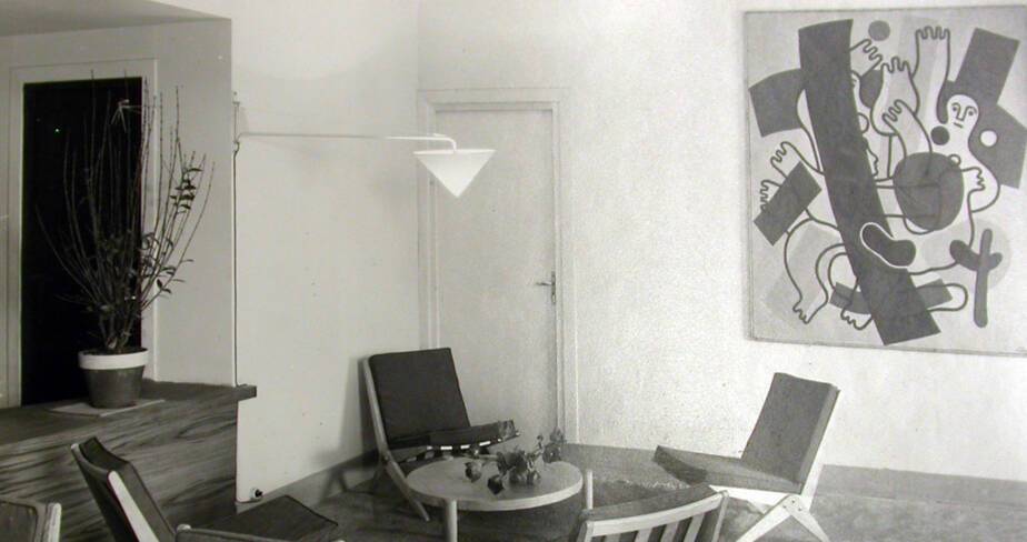 Le salon aménagé avec les chauffeuses "ciseaux" de Pierre Jeanneret,
