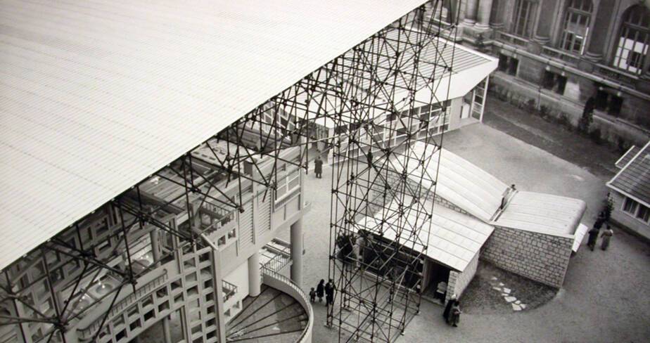 Vue de la maquette, échelle 1 de l'Unité d'Habitation de Toulon. A gauche, la maison coque de Jean Prouvé