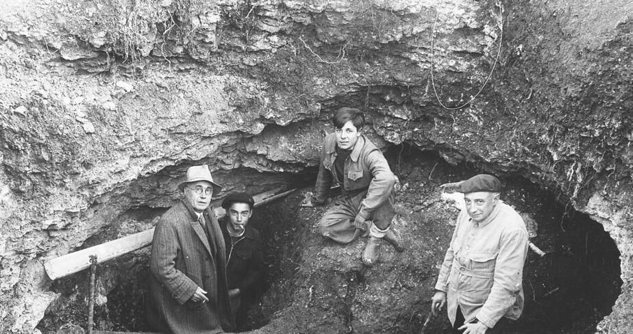 Entrée de la grotte partiellement déblayée. De gauche à droite, Léon Laval, Marcel Ravidat, Jacques Marsal et l'abbé Breuil.