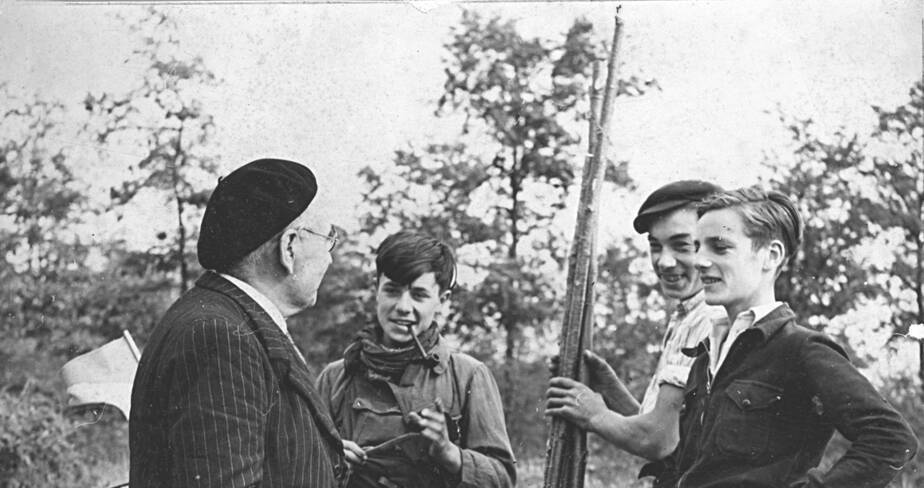 Léon Laval et trois des inventeurs (Jacques Marsal, Marcel Ravidat et Georges Agniel) devant leur campement établi à l'entrée de la grotte pour en assurer le gardiennage