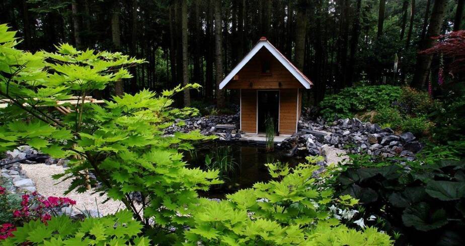 Maison de bois au bord de l'eau