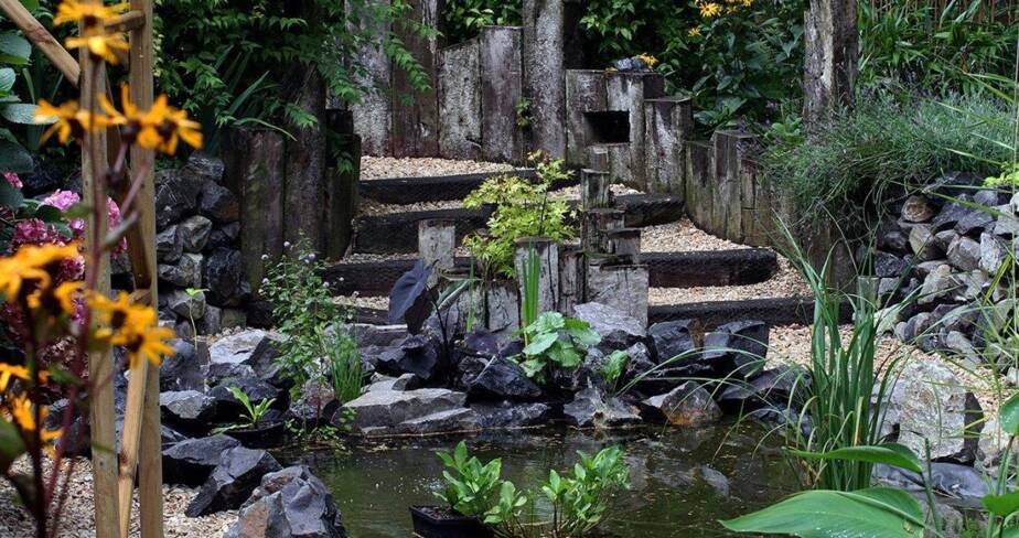 Dalles de pierrre et pièce d'eau