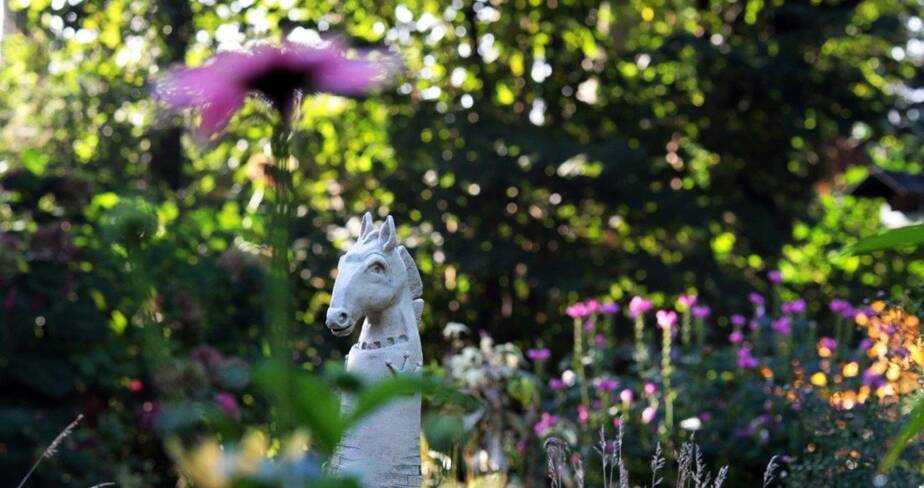 Gros plan sur une tête de cheval en céramique