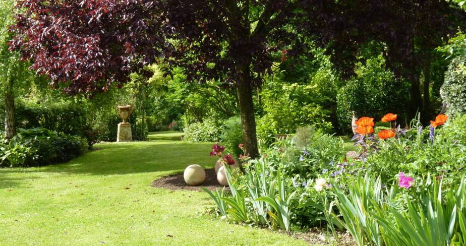 Allée de jardin avec vasque