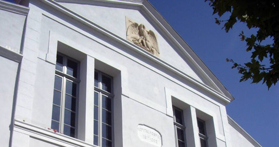 L'hospice : façade sud et entrée