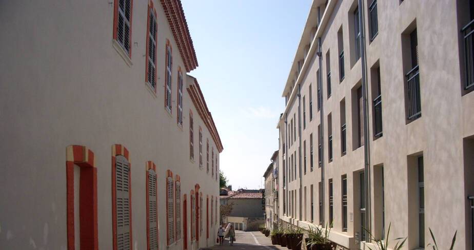 L'hospice : façade sud et entrée