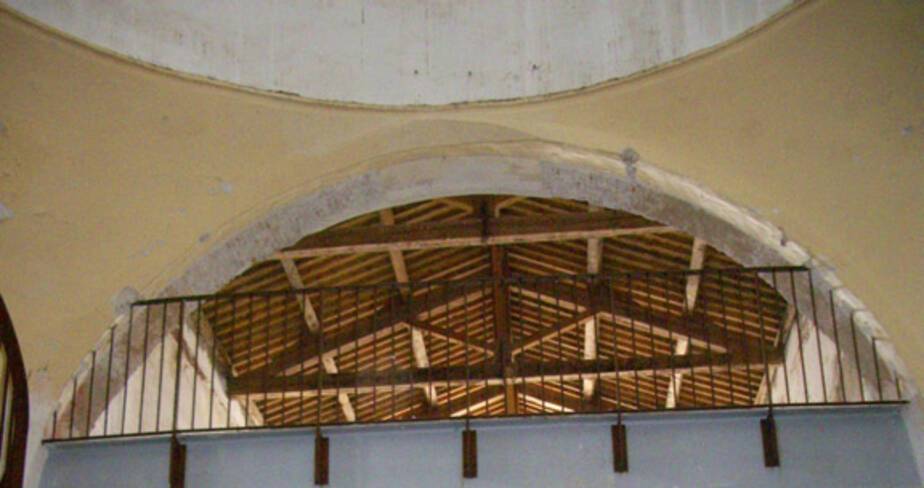 Intérieur de l'hospice : l'escalier du hall d'accueil