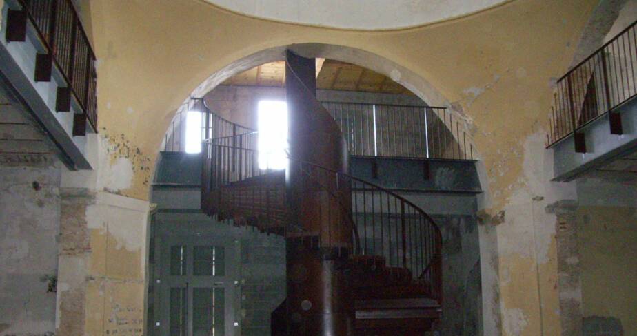 Intérieur de l'hospice : l'escalier du hall d'accueil