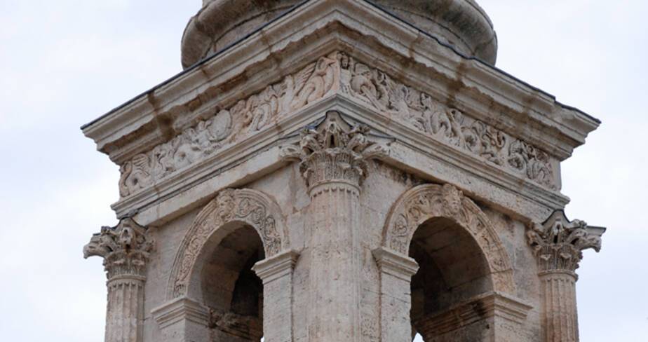 Détail de l'arc : le socle et les quadrifons.