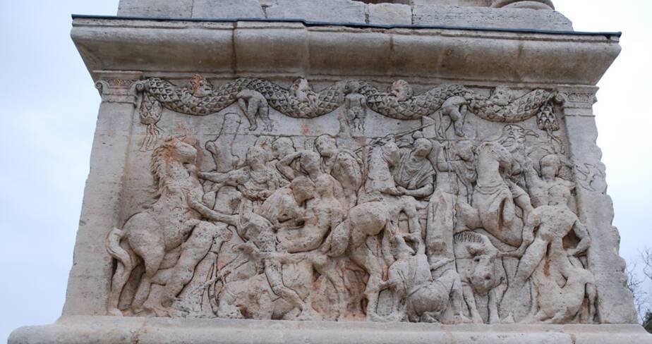 Bas-relief sud du socle du mausolée.