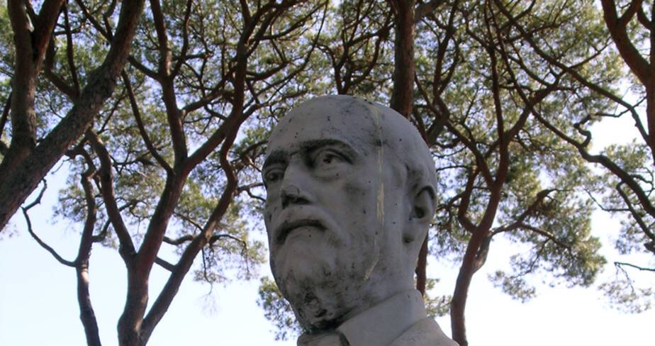Buste de Gustave Thuret, dans la pinède.