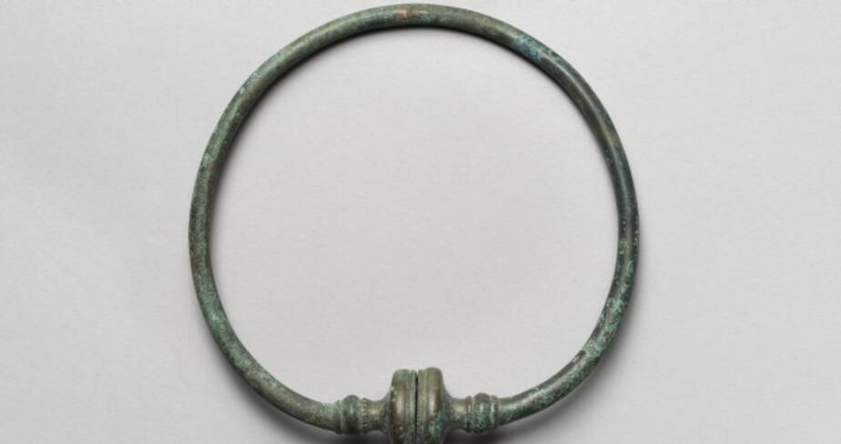 Torque à tampons en bronze, Les Grandes-Loges, "Les Mortes vaches" (Marne), IVe siècle avant notre ère. Musée du Vin de Champagne et d’Archéologie régionale de la Ville d'Epernay