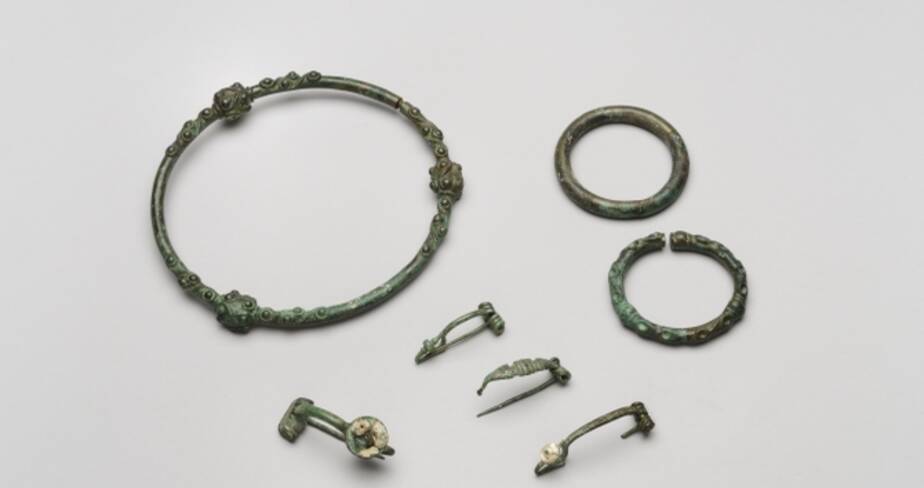 Torque, bracelets et fibules, Villeseneux (Marne), IIIe siècle avant notre ère. Musée du Vin de Champagne et d’Archéologie régionale de la Ville d'Epernay