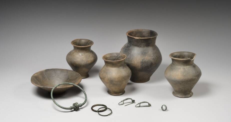Torque, bracelets, fibules, anneau et vases, Les Grandes-Loges, "Les Mortes vaches" (Marne), IVe siècle avant notre ère. Musée du Vin de Champagne et d’Archéologie régionale de la Ville d'Epernay