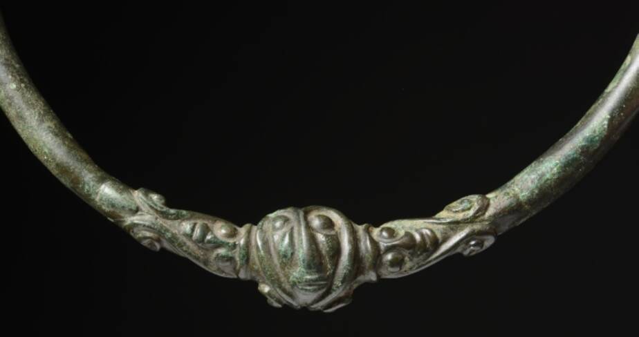 Torque en bronze (détail). Villeseneux, "La Barbière" (Marne), IIIe siècle avant notre ère. Musée du Vin de Champagne et d’Archéologie régionale de la Ville d'Epernay