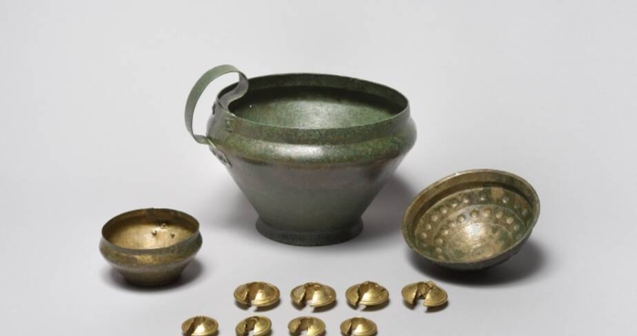 Vases en bronze et anneaux dorés à la feuille. Saint-Martin-sur-le-Pré (Marne). IXe-VIIIe siècles avant notre ère. Musée du Vin de Champagne et d’Archéologie régionale de la Ville d'Epernay