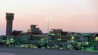 Aéroport Marseille-Provence - Marignane, tours de contrôle et passerelles télescopiques vues des pistes