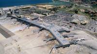 Aéroport Marseille-Provence - Marignane, vue aérienne côté pistes avec halls 3 et 4 au premier plan