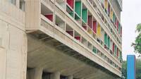 Cité radieuse - Marseille, Pilotis et totem du parvis