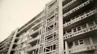 Façade nord, détail sur façade-écran en claustras de la cage d’escalier et coursives superposées