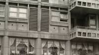 Façade nord, ouverture de guichets entre les pilotis