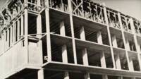 Façade sud, détail sur l’ossature poteaux-poutres d’un immeuble vers 1951