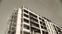 Façade sud, planéité et jeu de composition avec les garde-corps, en tubes, en claustras et parapet